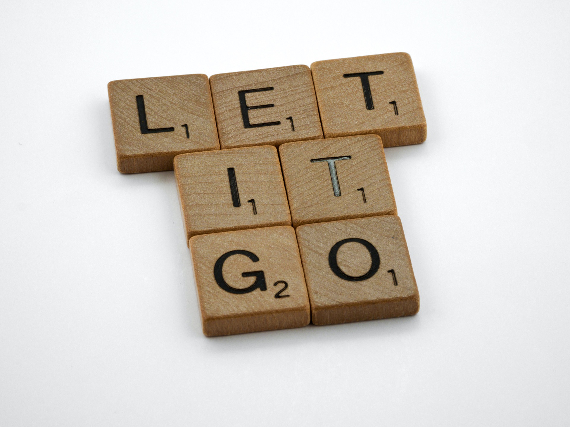 scrabble tiles that say let it go
